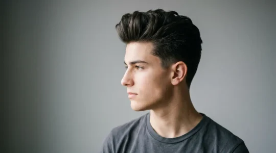 Coiffure pompadour moderne avec volume texturé sur le dessus et dégradé progressif sur les côtés