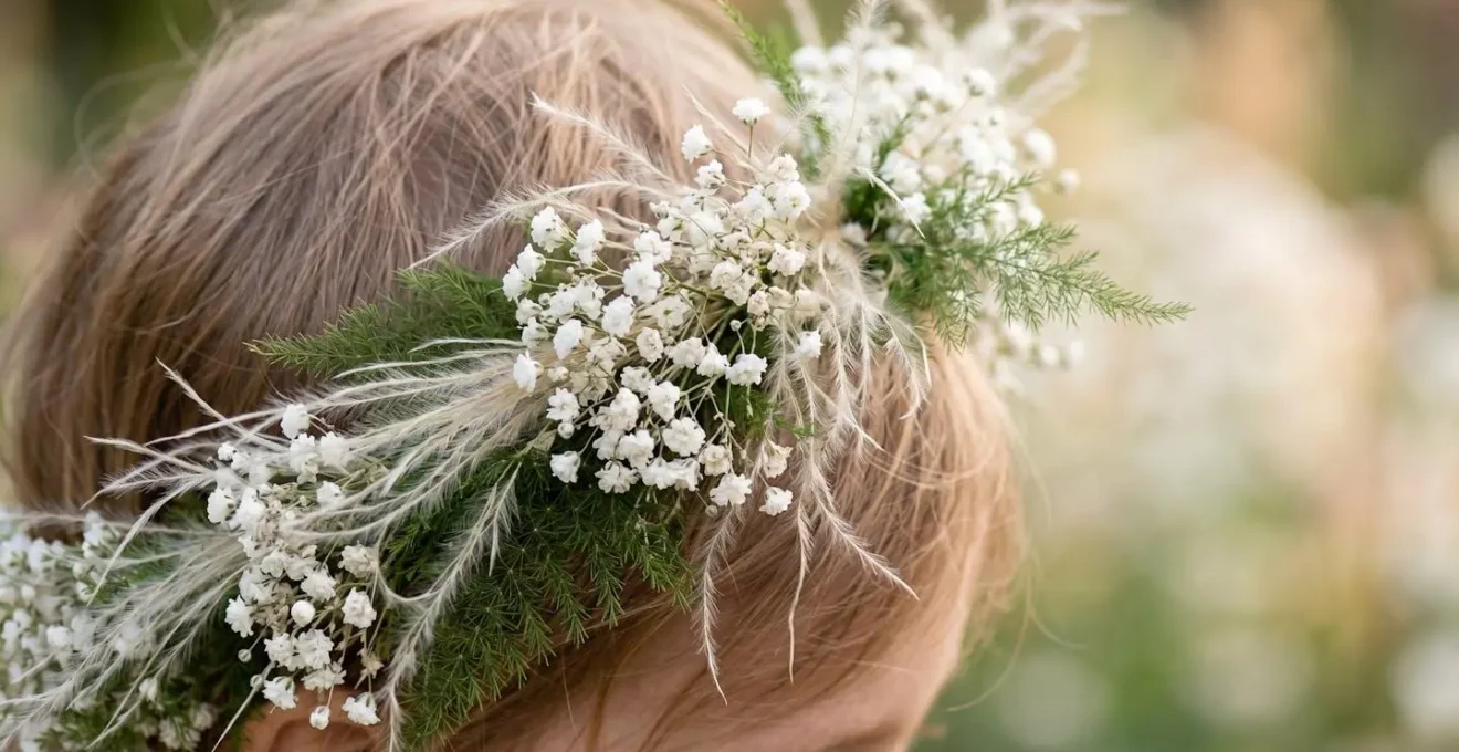 Gros plan sur une couronne florale asymétrique portée par un enfant