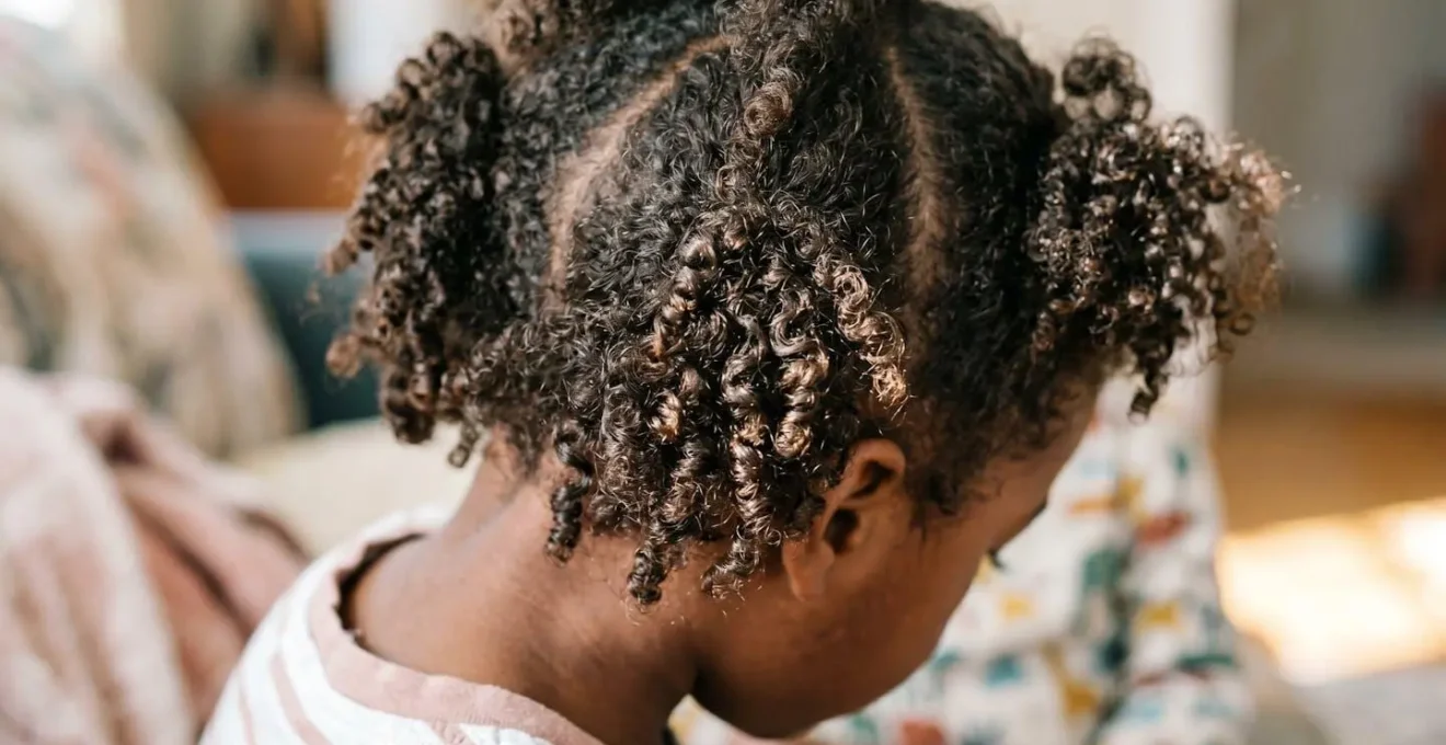 Vue macro des cheveux d'enfant montrant la texture et la pousse naturelle